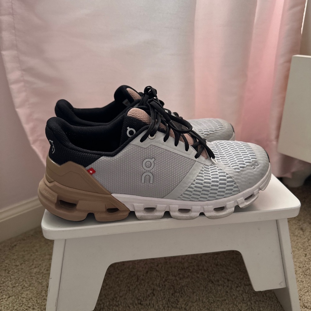 On Running Shoe / On Cloud Running shoe - Women’s 7.5 Grey, Black, Mauve